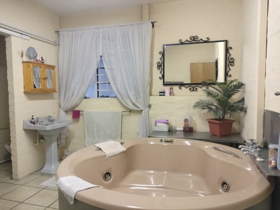 6 Bedroom Property for Sale in Ladybrand Free State
